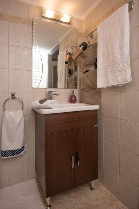 Lovely,Central, Spacious 2-Bedrooms Apartment Pireus Exteriör bild
