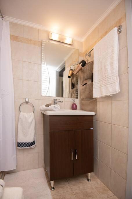 Lovely,Central, Spacious 2-Bedrooms Apartment Pireus Exteriör bild