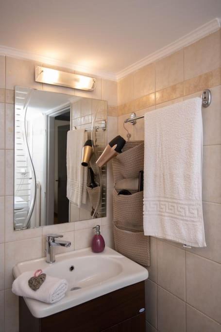 Lovely,Central, Spacious 2-Bedrooms Apartment Pireus Exteriör bild