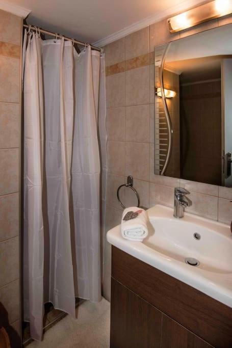 Lovely,Central, Spacious 2-Bedrooms Apartment Pireus Exteriör bild
