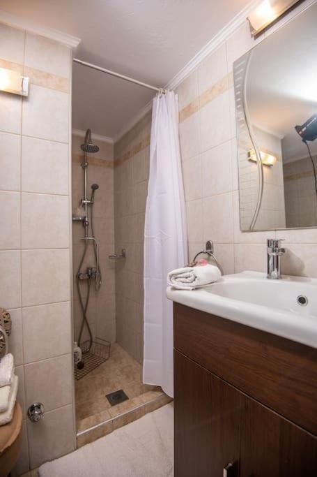 Lovely,Central, Spacious 2-Bedrooms Apartment Pireus Exteriör bild